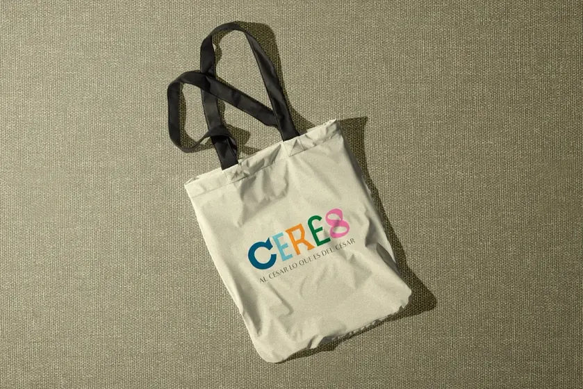 Bolsa de tela color crema con el logo de Ceres sobre una superficie verde oliva