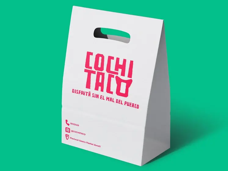 Bolsa de papel para llevar con el logo rosa de Cochitaco y el lema Disfrutá sin el mal del puerco, por CBAS